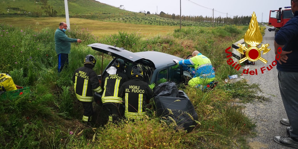 Incidente Stradale, auto finisce in un canale, i VVF estraggono uomo dalle lamiere (Foto)