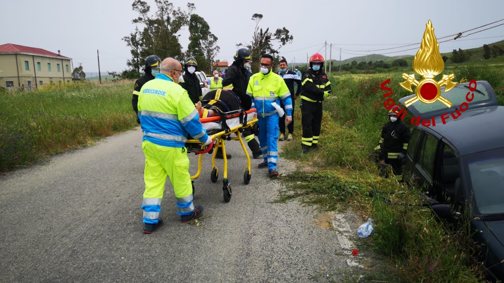 Incidente Stradale, auto finisce in un canale, i VVF estraggono uomo dalle lamiere (Foto)