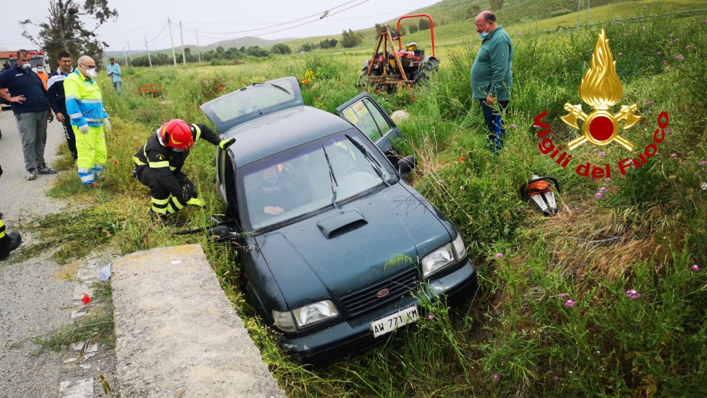 Incidente Stradale, auto finisce in un canale, i VVF estraggono uomo dalle lamiere (Foto)