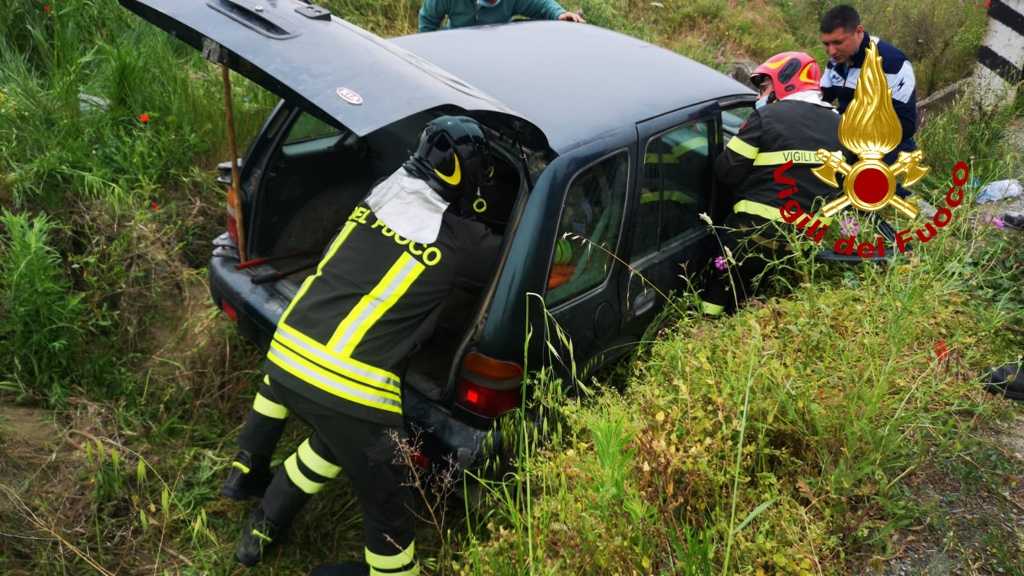 Incidente Stradale, auto finisce in un canale, i VVF estraggono uomo dalle lamiere (Foto)