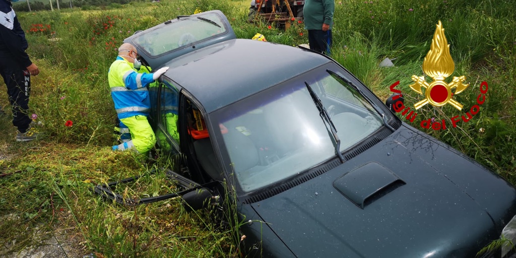 Incidente Stradale, auto finisce in un canale, i VVF estraggono uomo dalle lamiere (Foto)