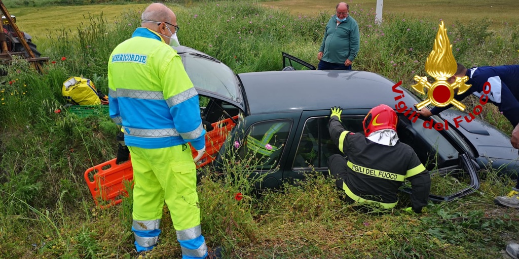 Incidente Stradale, auto finisce in un canale, i VVF estraggono uomo dalle lamiere (Foto)
