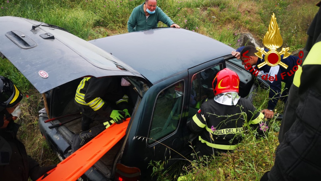 Incidente Stradale, auto finisce in un canale, i VVF estraggono uomo dalle lamiere (Foto)