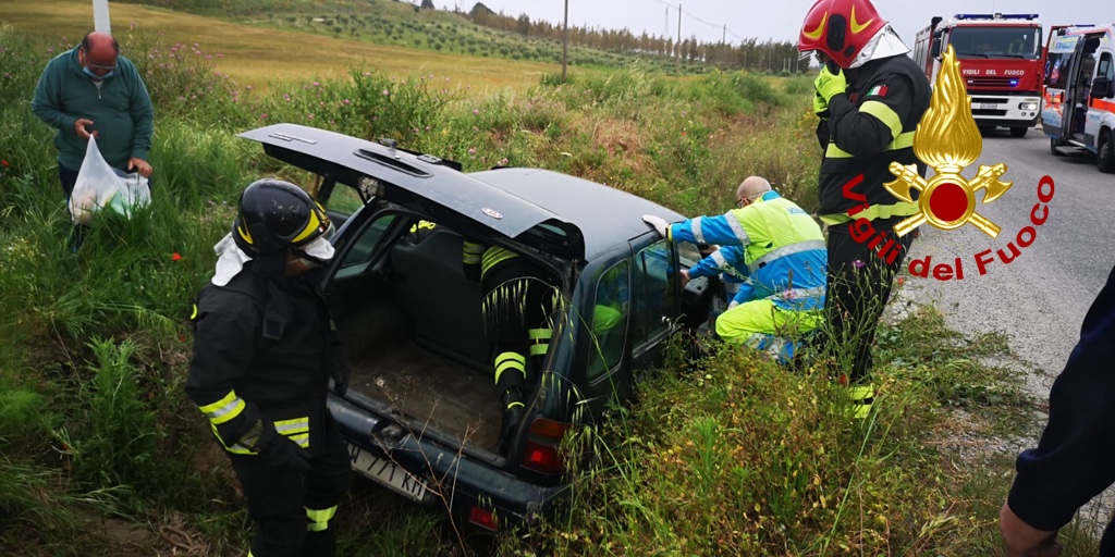 Incidente Stradale, auto finisce in un canale, i VVF estraggono uomo dalle lamiere (Foto)