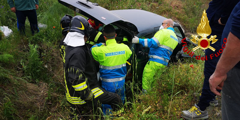 Incidente Stradale, auto finisce in un canale, i VVF estraggono uomo dalle lamiere (Foto)