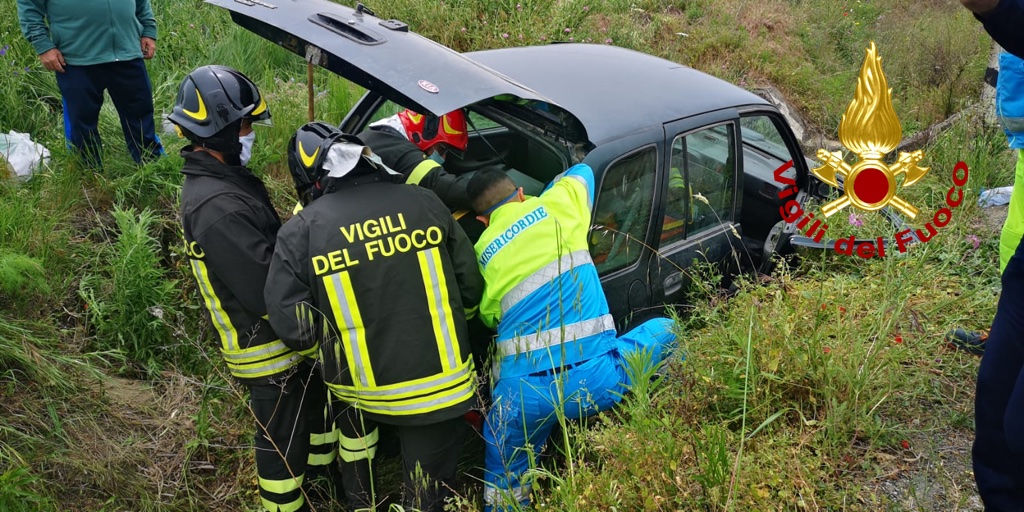 Incidente Stradale, auto finisce in un canale, i VVF estraggono uomo dalle lamiere (Foto)