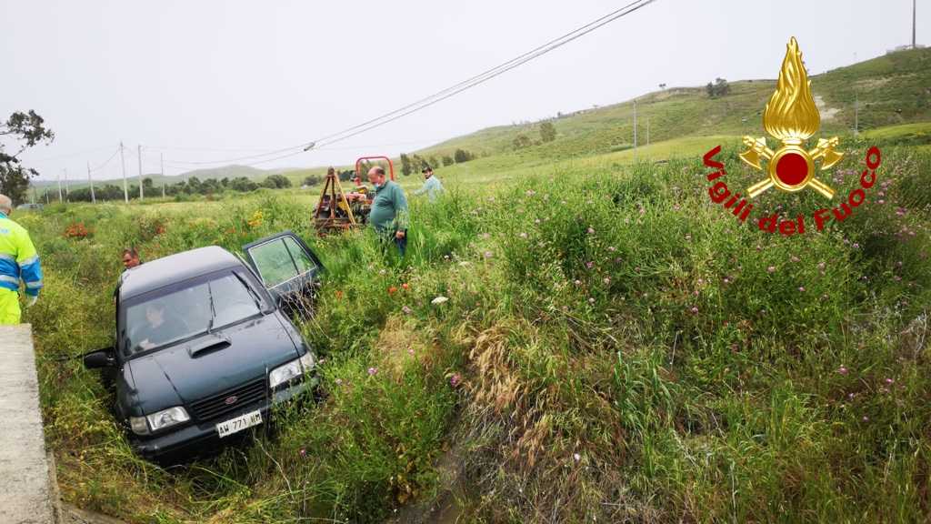 Incidente Stradale, auto finisce in un canale, i VVF estraggono uomo dalle lamiere (Foto)