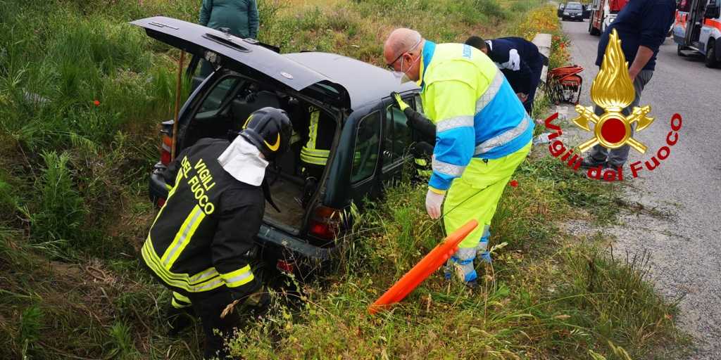 Incidente Stradale, auto finisce in un canale, i VVF estraggono uomo dalle lamiere (Foto)