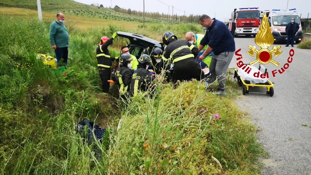 Incidente Stradale, auto finisce in un canale, i VVF estraggono uomo dalle lamiere (Foto)