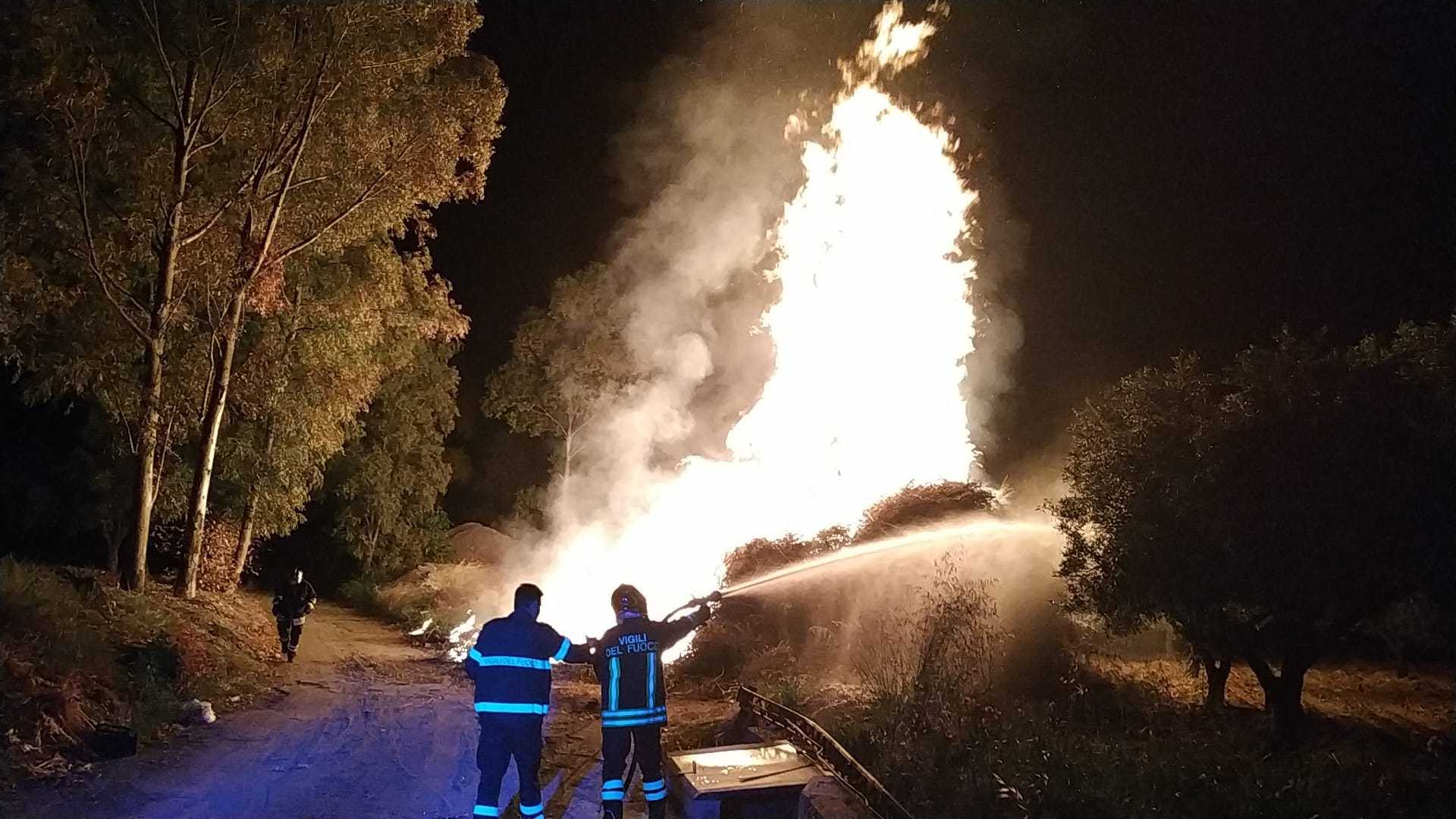 Notte di fuoco a Lamezia i VVF impegnati in un incendio di enormi cumuli di sterpaglie