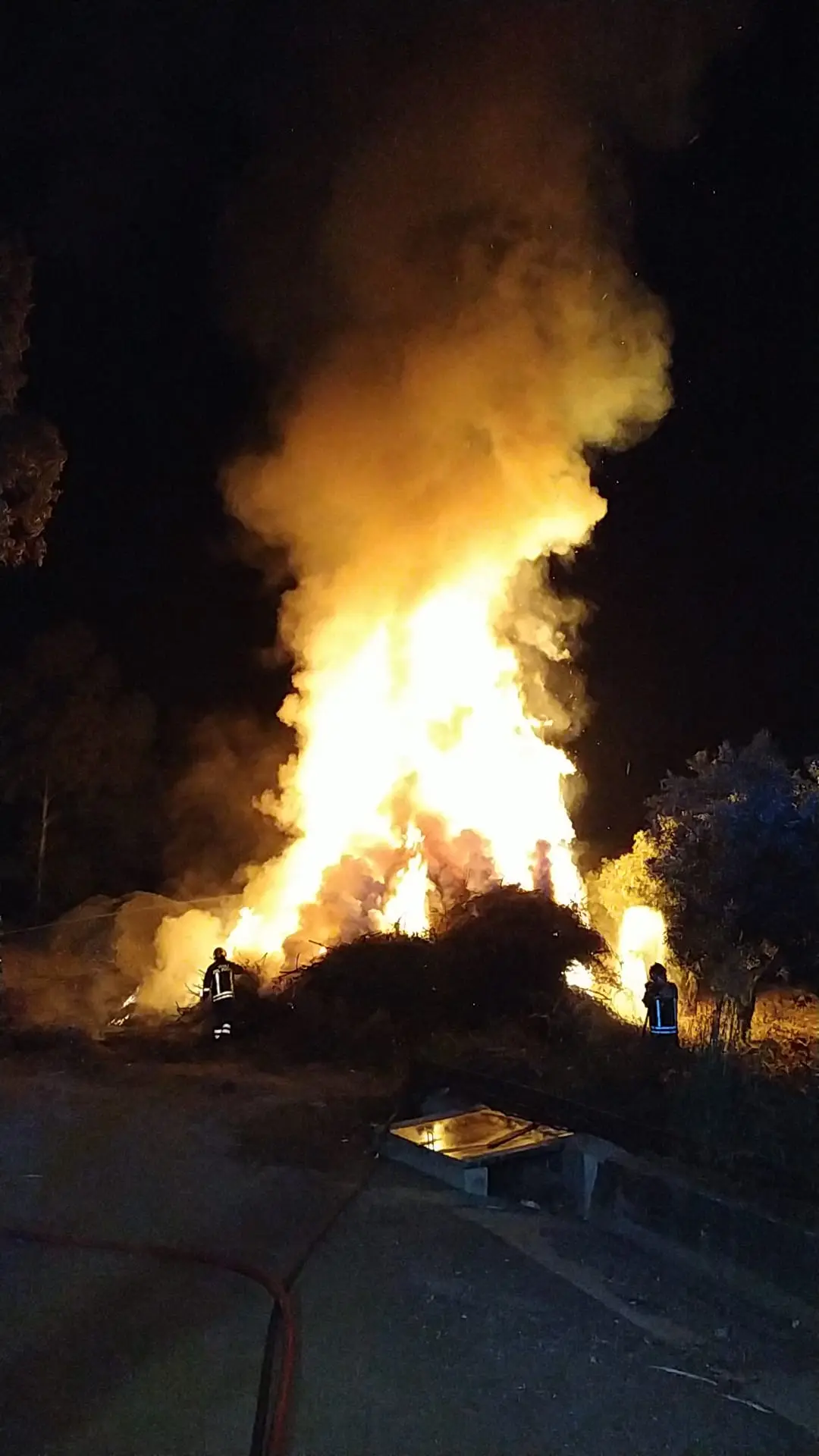 Notte di fuoco a Lamezia i VVF impegnati in un incendio di enormi cumuli di sterpaglie