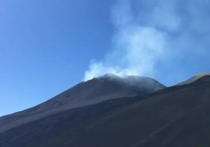 Etna: Attività esplosiva dal cratere voragine sul vulcano