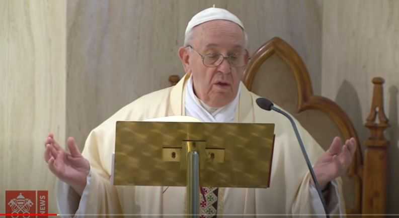 Il Papa prega per gli addetti alle pulizie. Solo in Dio Padre siamo fratelli (Video)