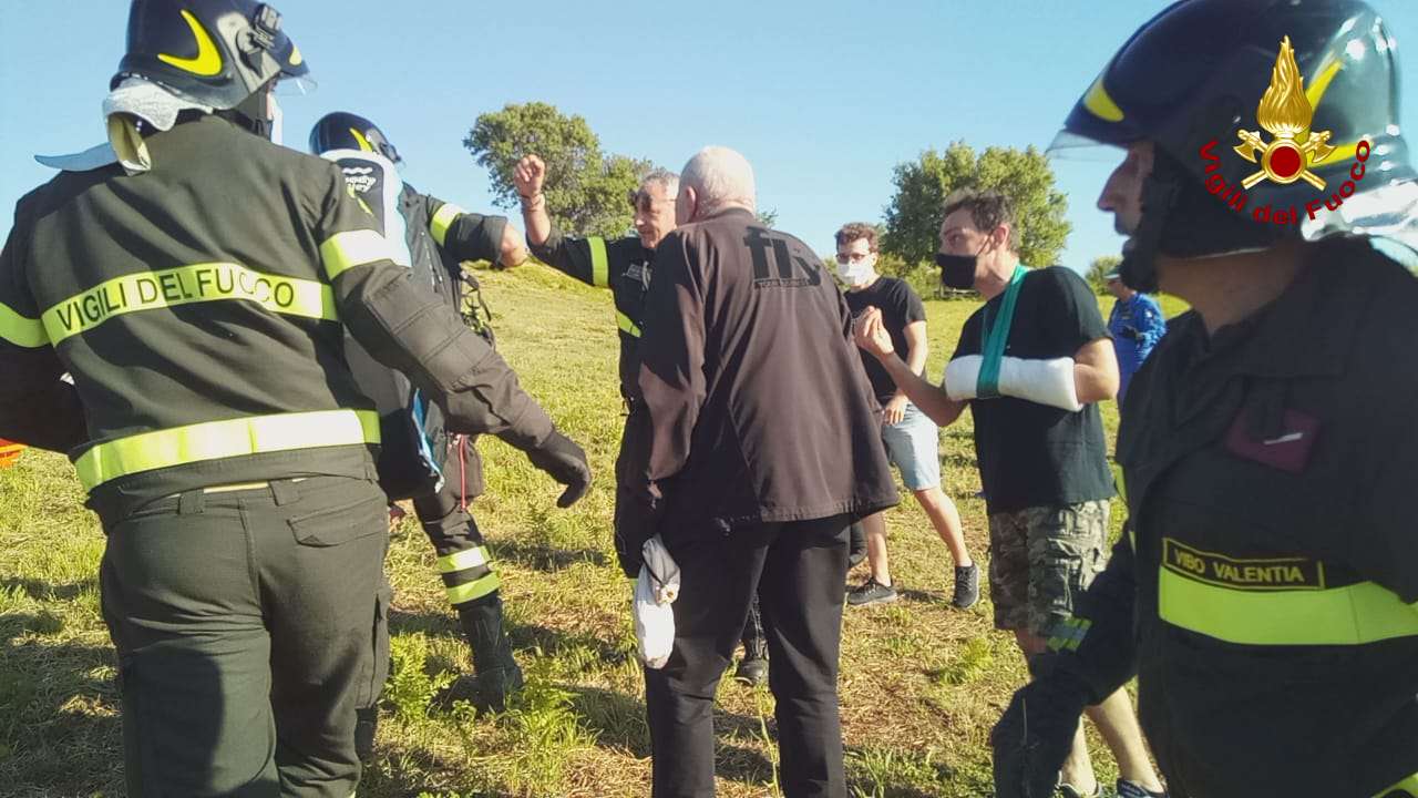 Precipita un parapendio a Pizzo. soccorso e recuperato dai VVF (Foto e Video)