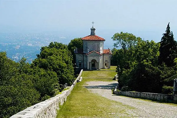 Lombardia. Un Sacro Monte nella Natura incontaminato