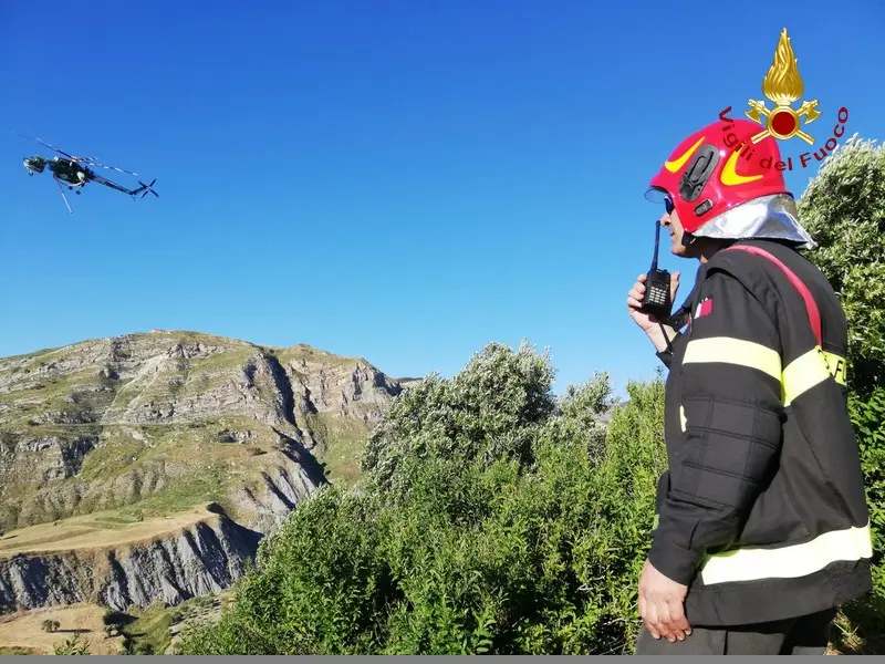 Fiamme divorano azienda a Roccella Jonica, i VVF evitano rogo abitazioni limitrofe