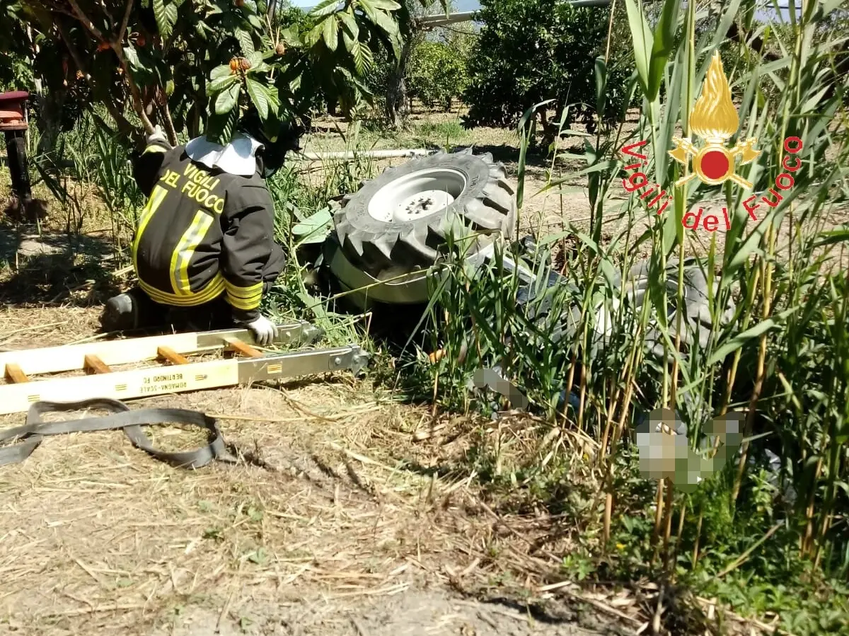 Tragedia a Cassano trattore travolge e uccide il conducente sul posti i VVF e Cc