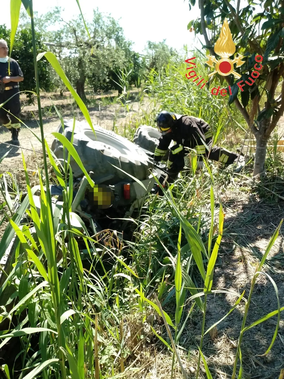 Tragedia a Cassano trattore travolge e uccide il conducente sul posti i VVF e Cc