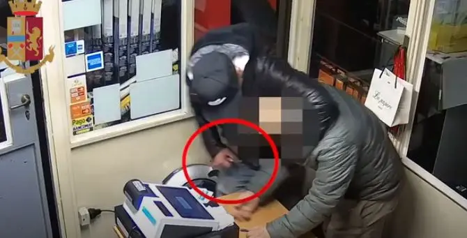 Milano: presi gli autori di tre violente rapine (Video aggressione)