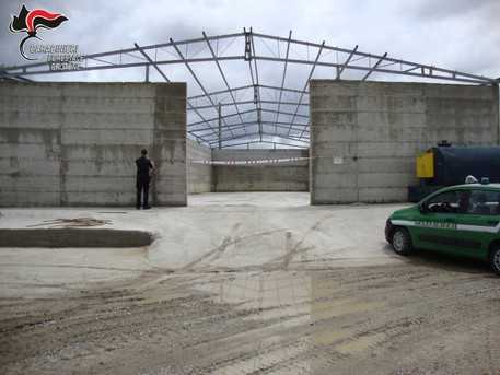 Carabinieri sequestrano capannone industriale in costruzione. Intervento dei militari forestali a Ro