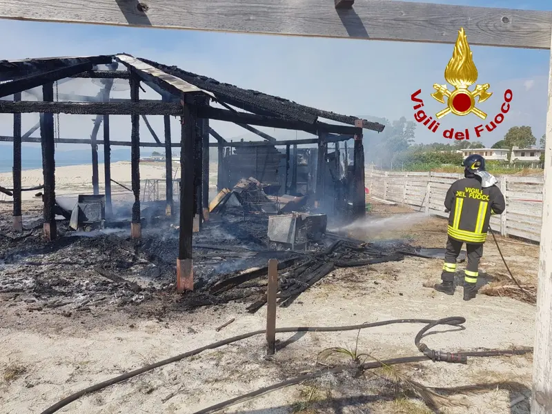 Rogo distrugge stabilimento balneare a Sellia Marina, sul posto VVF e Cc