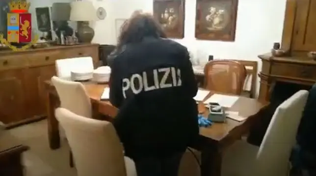 Arresti a Roma anche 'ex senatore' per estorsioni a gestori di bar, (Video)