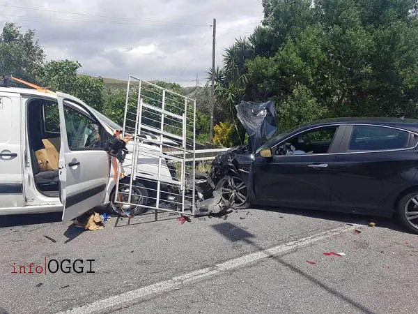 Incidente Stradale: Catanzaro, pauroso scontro frontale in via Fiume Busento Zona Santo Janni