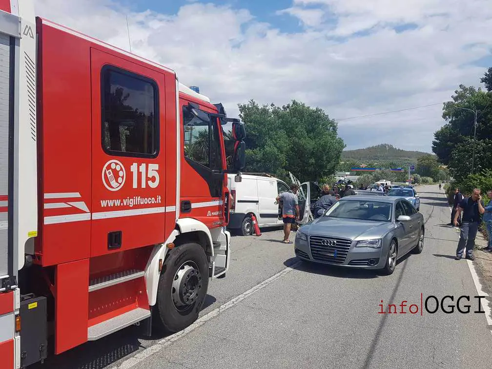 Incidente Stradale: Catanzaro, pauroso scontro frontale in via Fiume Busento Zona Santo Janni