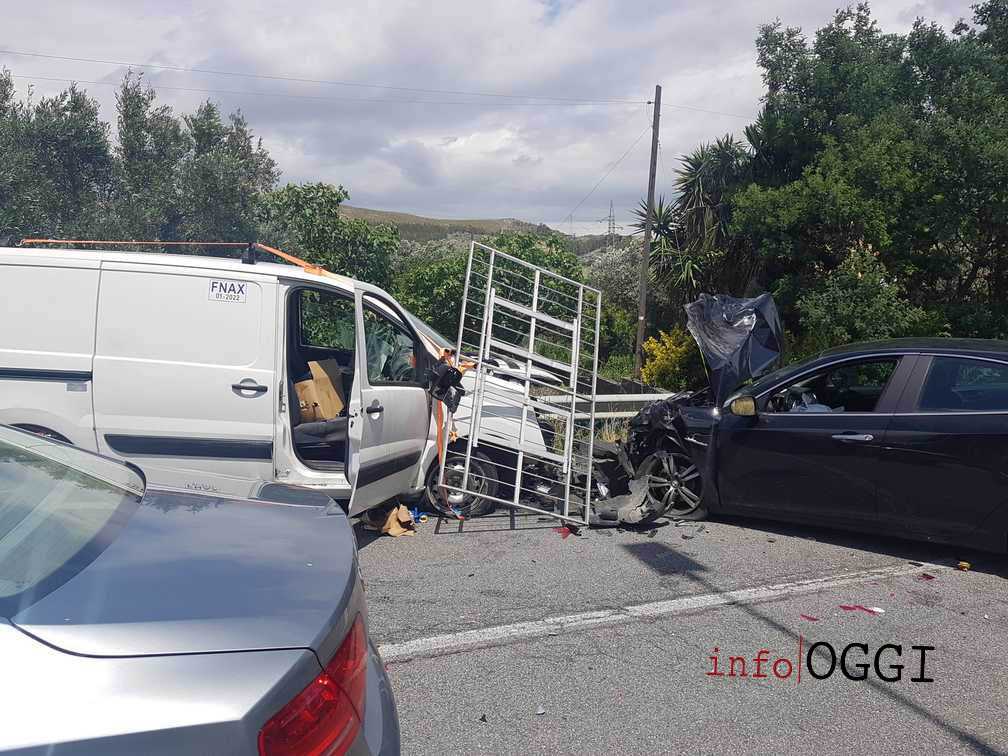 Incidente Stradale: Catanzaro, pauroso scontro frontale in via Fiume Busento Zona Santo Janni