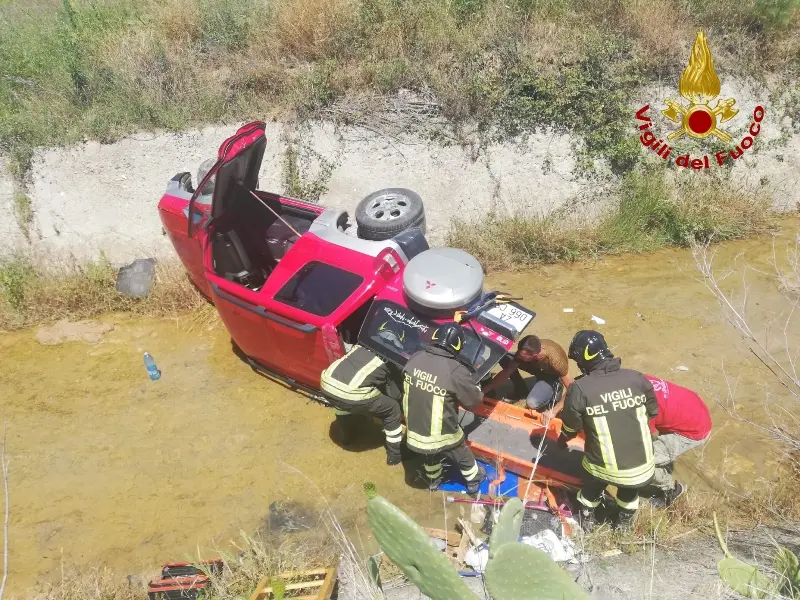 Crotone. Incidente stradale: 89enne finisce in canalone, i VVF lo estraggono dalle lamiere