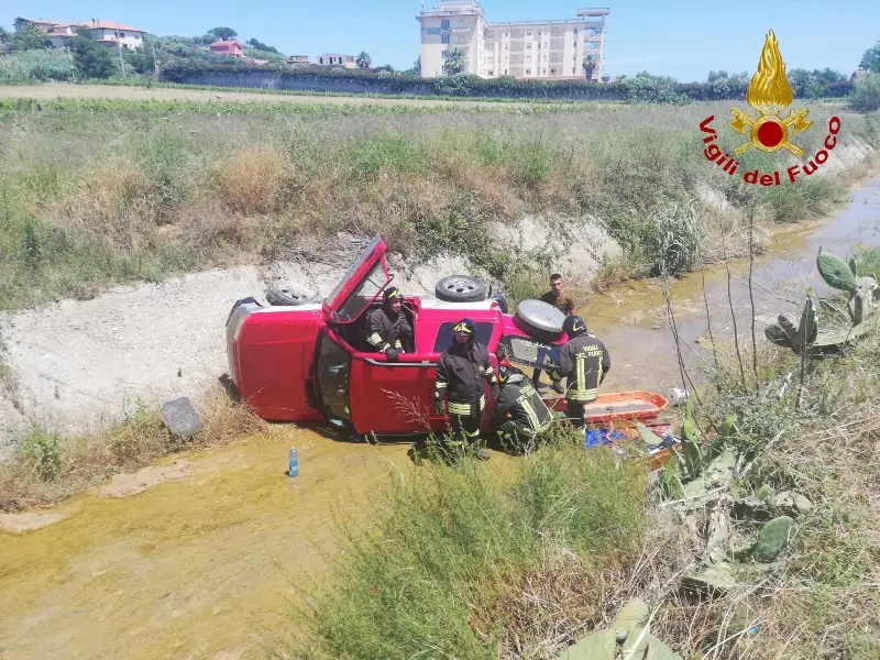 Crotone. Incidente stradale: 89enne finisce in canalone, i VVF lo estraggono dalle lamiere