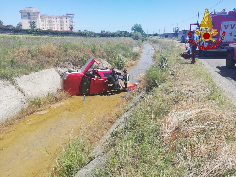 Crotone. Incidente stradale: 89enne finisce in canalone, i VVF lo estraggono dalle lamiere