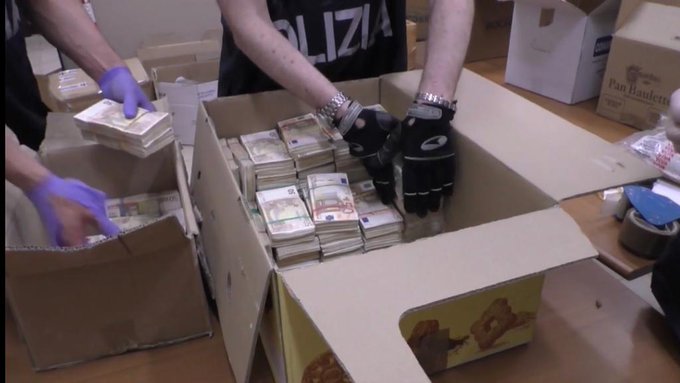 Narcotrafficanti. Milano, droga: trovati 15 milioni in contanti nascosti intercapedine, 3 arresti