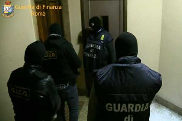Roma, 42 arresti a Tor Bella Monaca: Max blitz con elicotteri carabinieri e guardia di finanza
