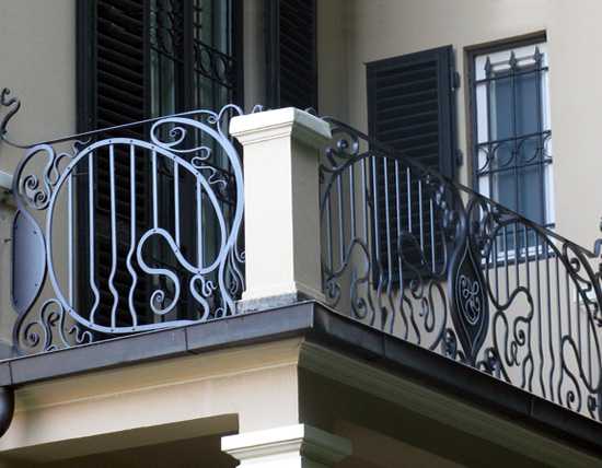 Chi deve pagare le spese di rifacimento delle ringhiere dei balconi?