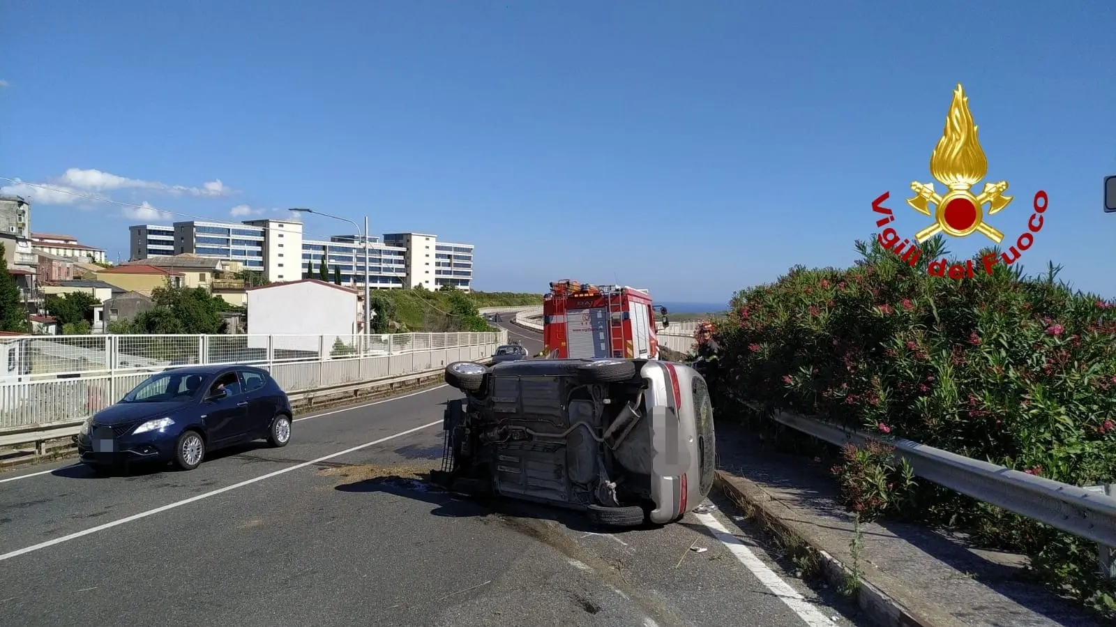 Catanzaro. Incidente stradale, auto si ribalta in tangenziale intervento dei VVF e 118