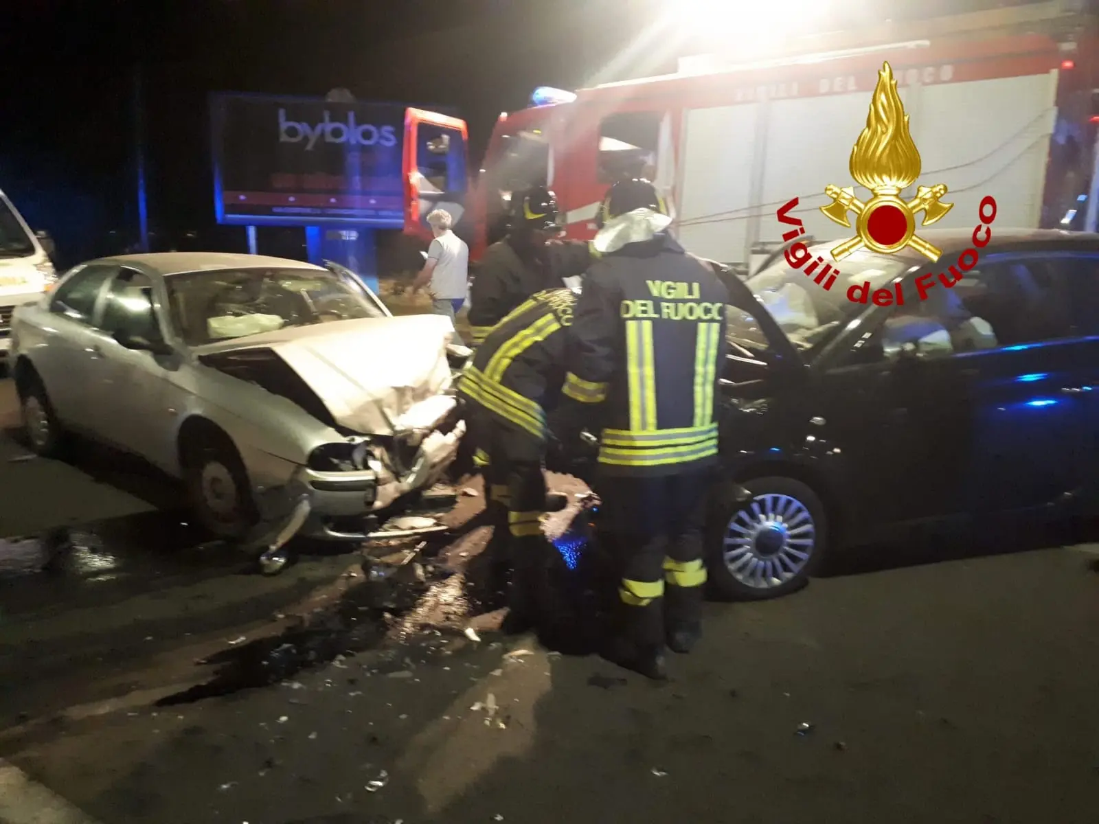 Catanzaro, scontro frontale tra due auto, i VVF estraggono conducente dalle lamiere