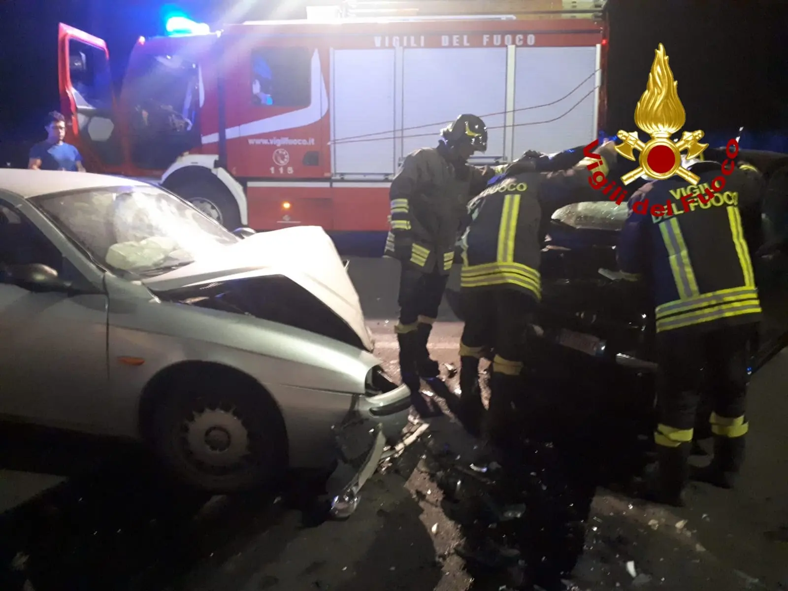 Catanzaro, scontro frontale tra due auto, i VVF estraggono conducente dalle lamiere