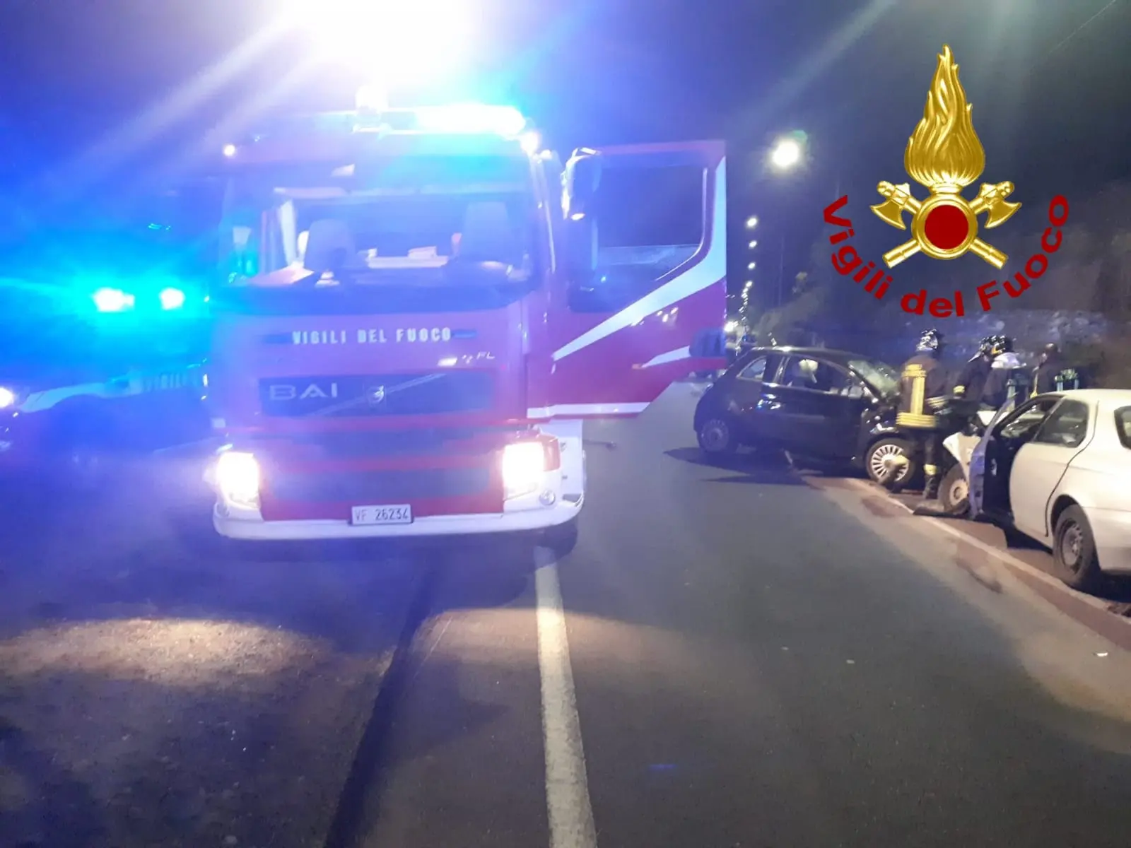 Catanzaro, scontro frontale tra due auto, i VVF estraggono conducente dalle lamiere
