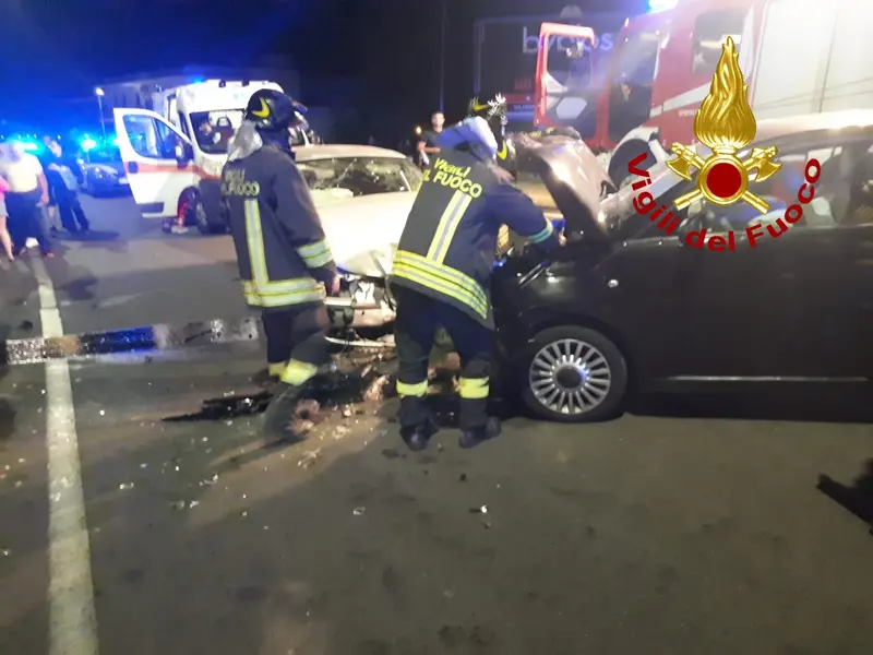 Catanzaro, scontro frontale tra due auto, i VVF estraggono conducente dalle lamiere
