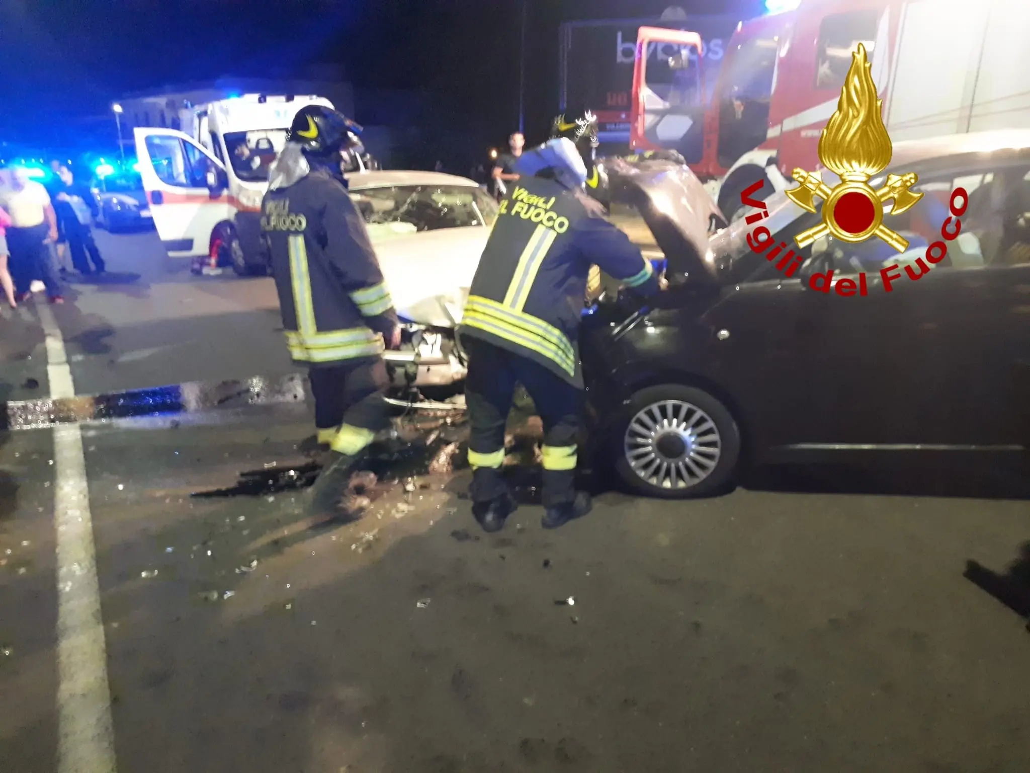 Catanzaro, scontro frontale tra due auto, i VVF estraggono conducente dalle lamiere