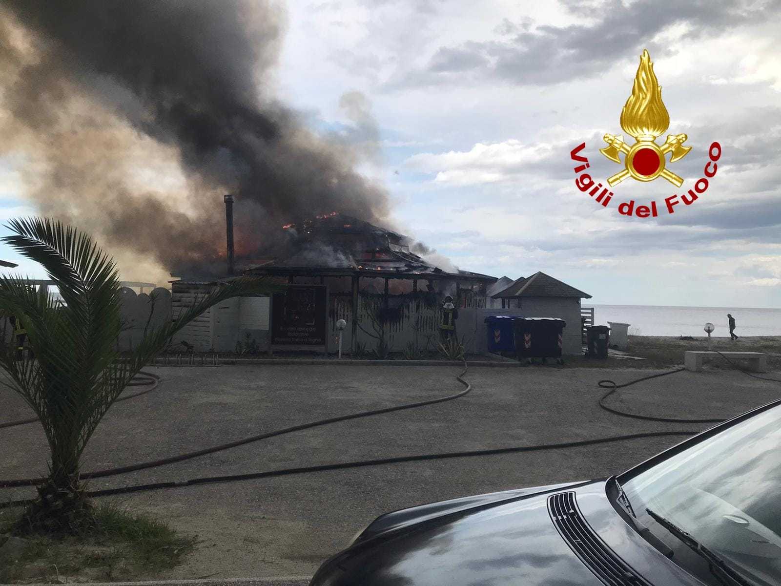 Incendio stabilimento balneare a Sellia Marina sul posto i VVF