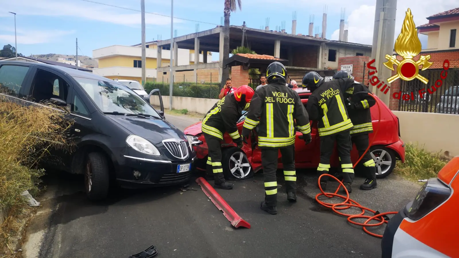 Crotone. Incidente stradale i VVF estraggono conducente incastrato nell'abitacolo