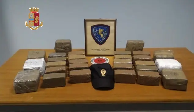 Nel catanzarese polizia ferma uomo con oltre 19 kg di droga