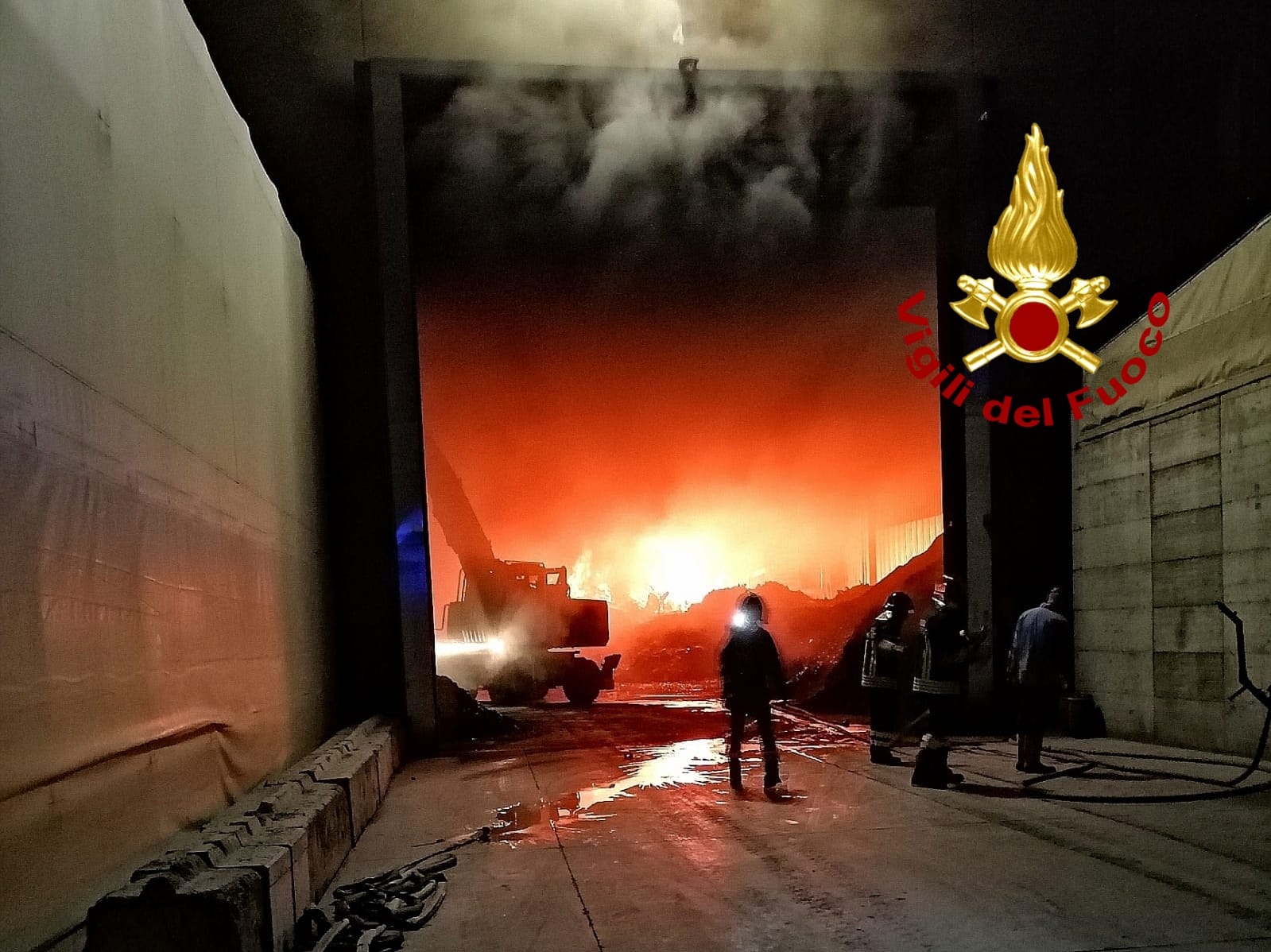 Due grossi incendi all'interno di un'azienda nella provincia di Catanzaro sul posto i Vvf