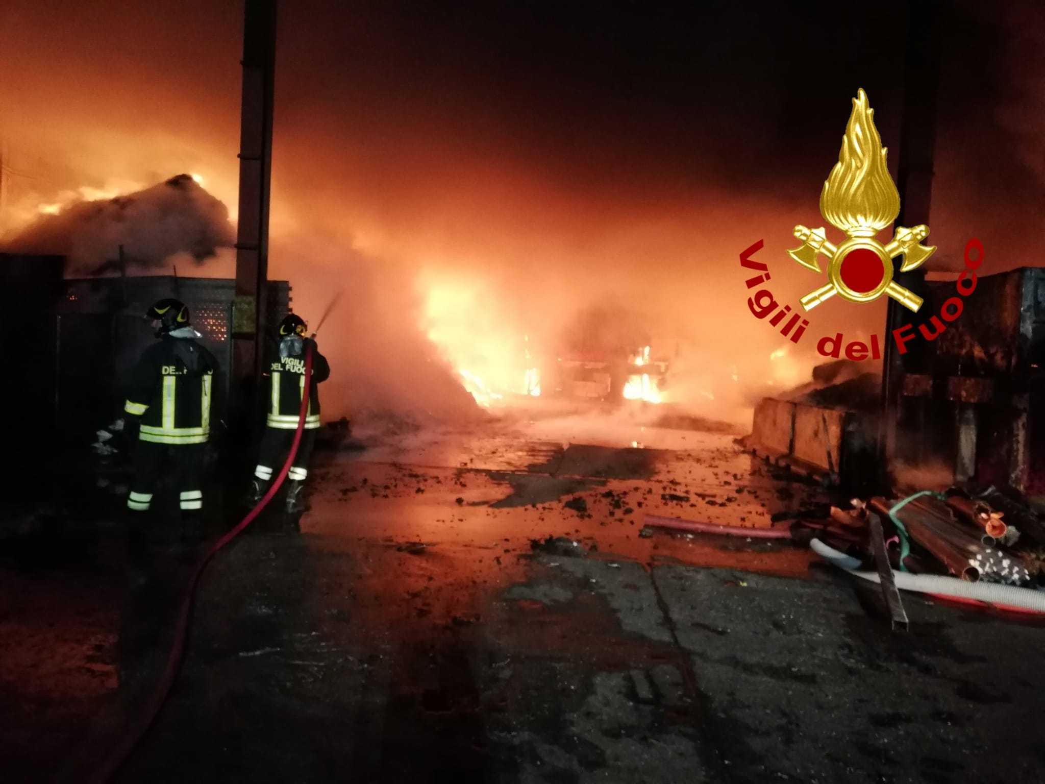Due grossi incendi all'interno di un'azienda nella provincia di Catanzaro sul posto i Vvf
