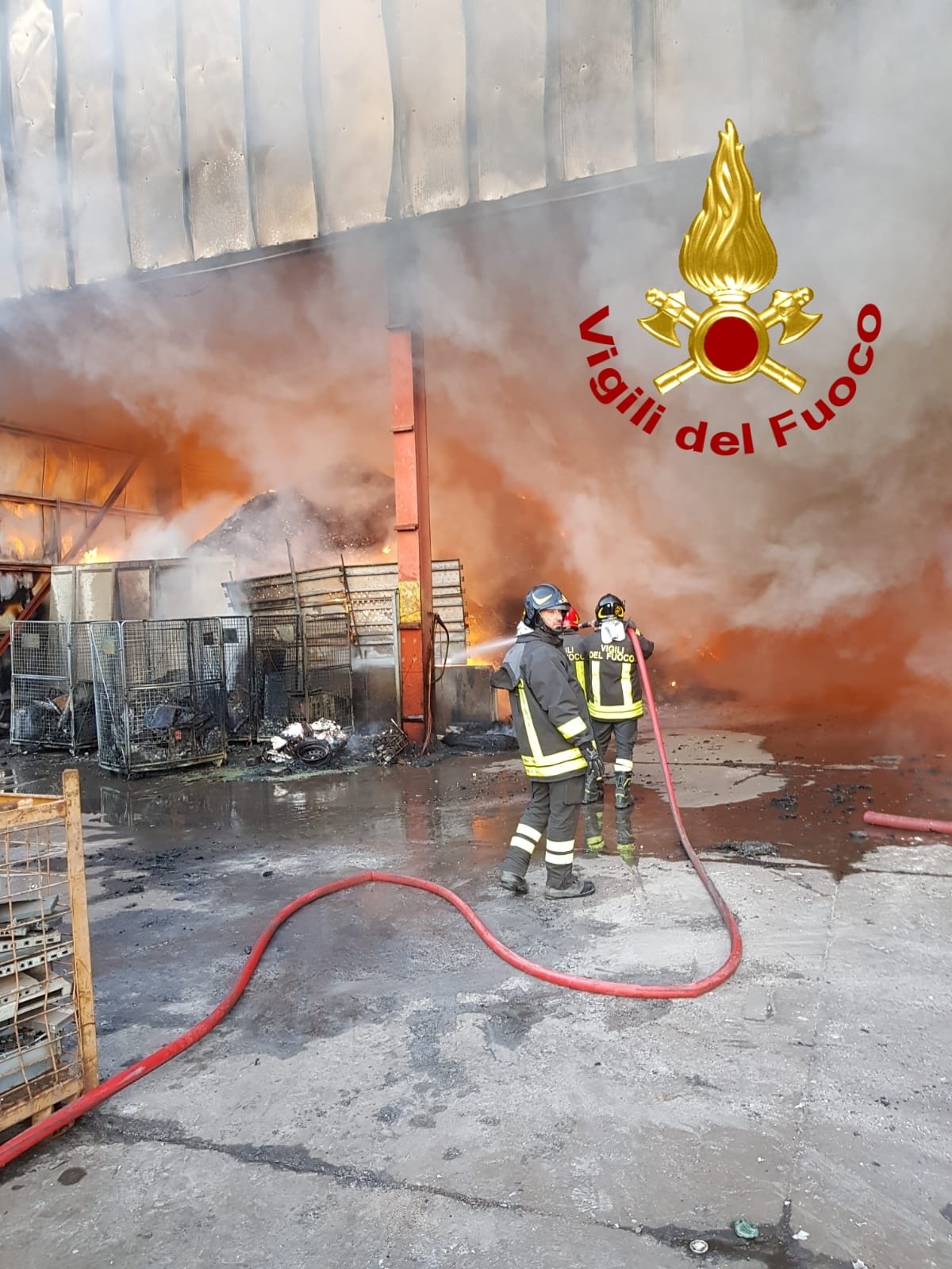 Due grossi incendi all'interno di un'azienda nella provincia di Catanzaro sul posto i Vvf