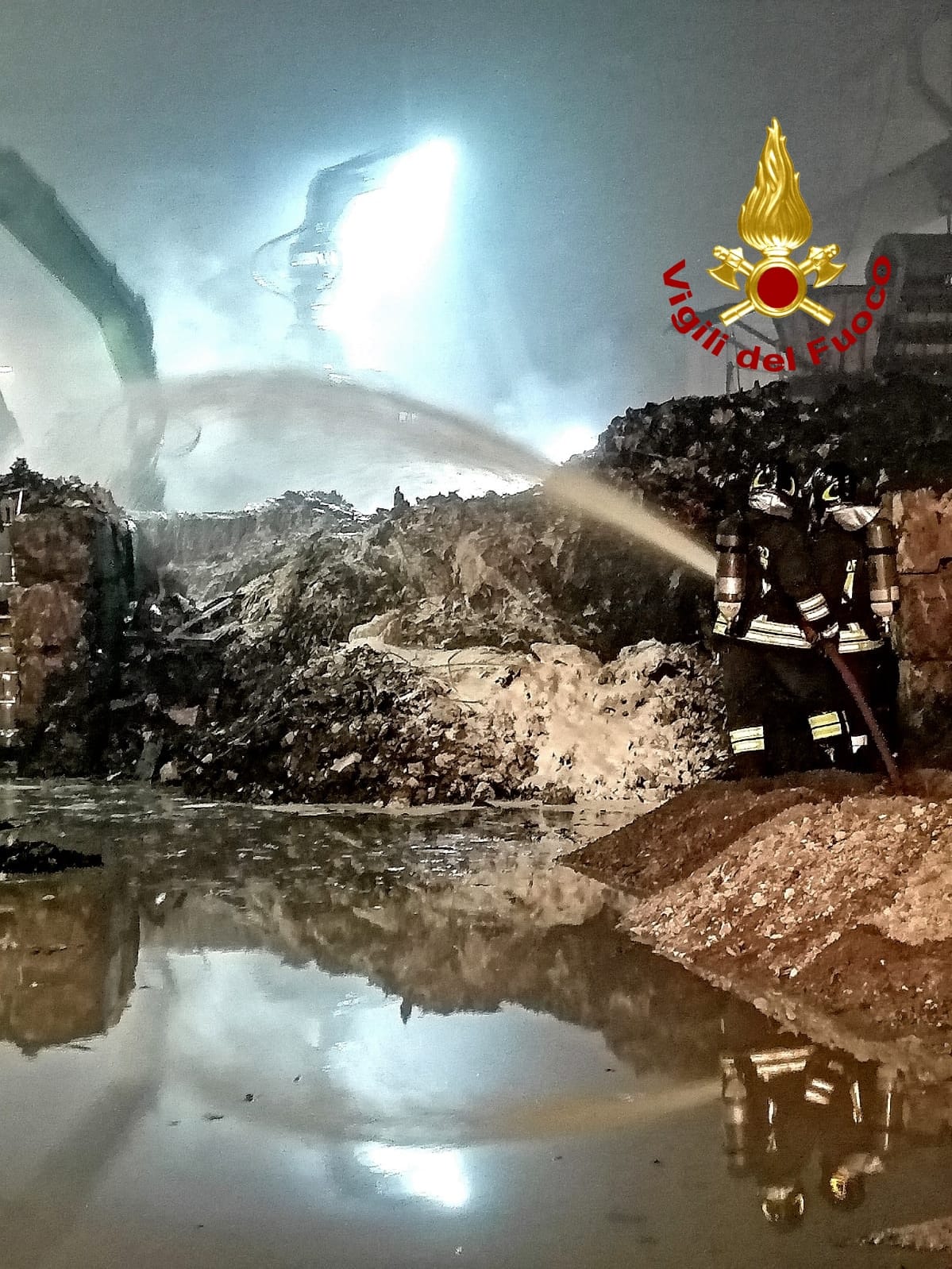 Due grossi incendi all'interno di un'azienda nella provincia di Catanzaro sul posto i Vvf