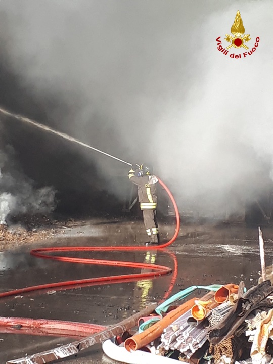 Due grossi incendi all'interno di un'azienda nella provincia di Catanzaro sul posto i Vvf