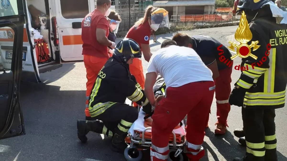 Incidente stradale SS106, bilancio un ferito, necessario l’intervento dei Vvf, 118 e Cc